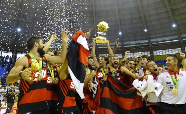 Jogadores do Flamengo comemoram título