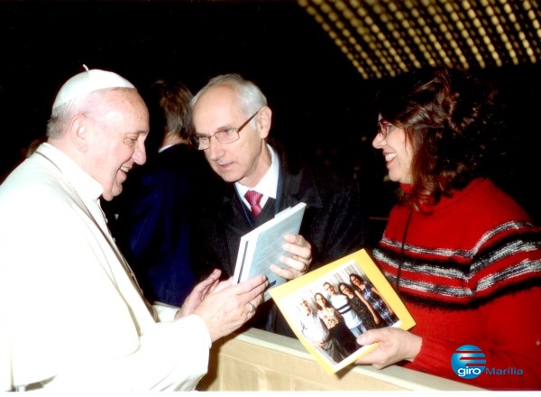 Papa Francisco recebe livro do coordenador do Mestrado em Direito,prof. Lafayette Pozzoli, e sua esposa, Sandra – Divulgação