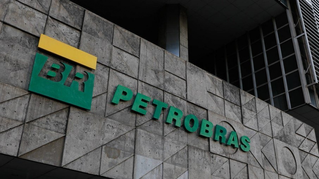 Após fala de Bolsonaro, Petrobras nega decisão sobre reajuste nos preços