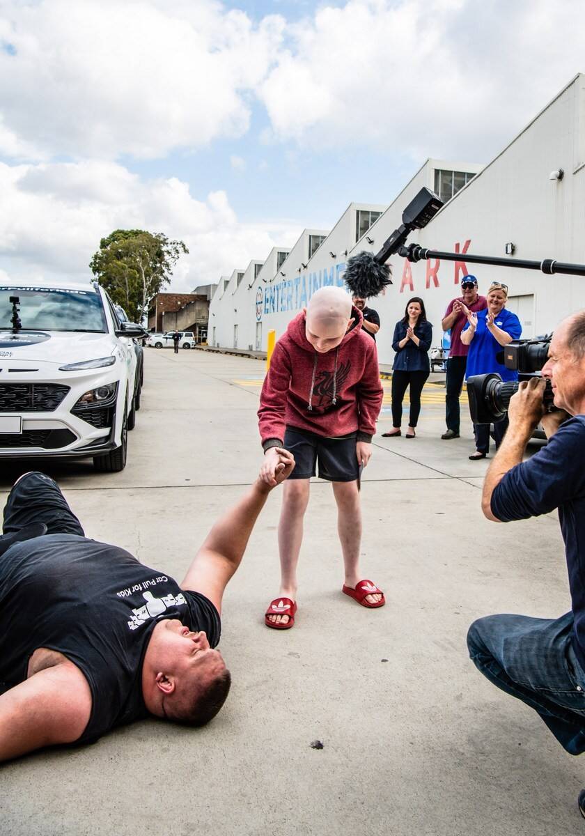 Homem puxa 16 carros. Foto: Divulgação