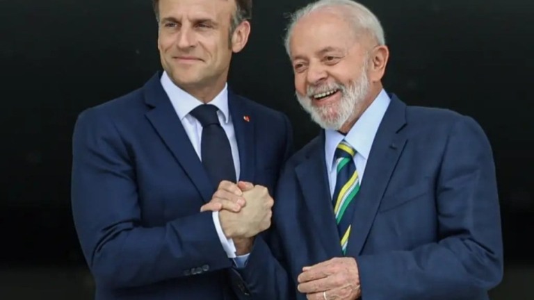 Fabio Charles Pozzebom/Agência Brasil – 28/03/2024 O presidente Luiz Inácio Lula da Silva (d), participa da cerimônia oficial de chegada do Presidente da República Francesa, Emmanuel Macron (e), no Pa