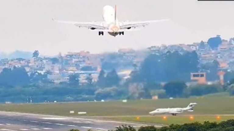 Vídeo registra momento em que avião arremete para evitar acidente