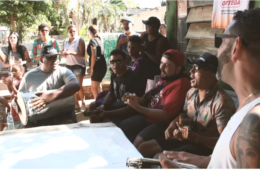 Grupo de Marília vai à favela para gravar clipe e exaltar 'quebrada'