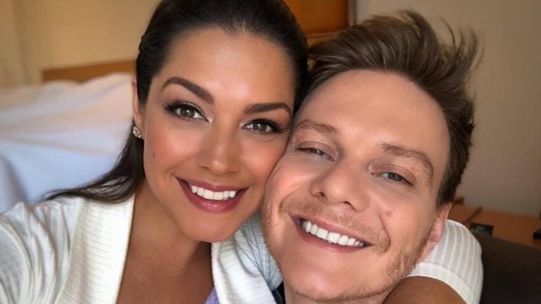 Thais Fersoza curte praia com Michel Teló e detalhe chama atenção: ‘Essa Mão boba!’