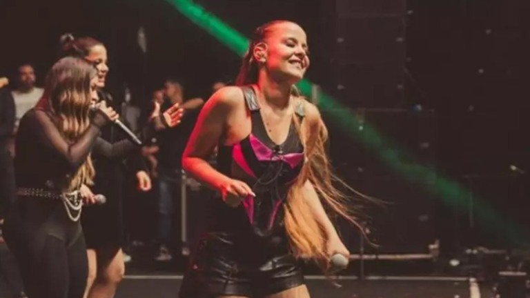 Após fazer show bêbada, Maiara é criticada e rebate: ‘Vontade de vir beber comigo?’