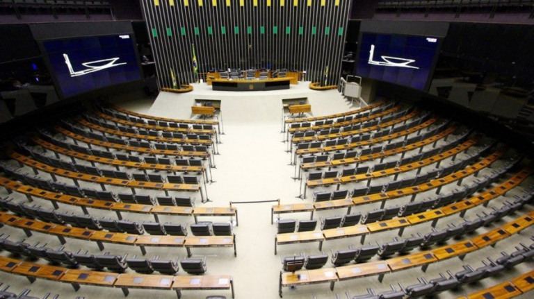 Sem atingir cláusula de barreira, partidos menores negociam fusões