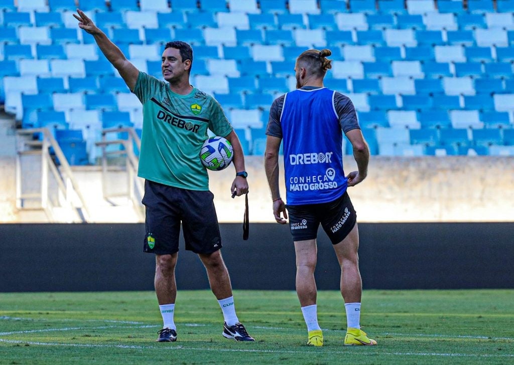 Cuiabá recebe o Botafogo, líder do Brasileirão