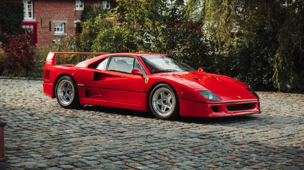 Ferrari F40 guardada por 30 anos deve atingir quase R$ 10 milhões em leilão