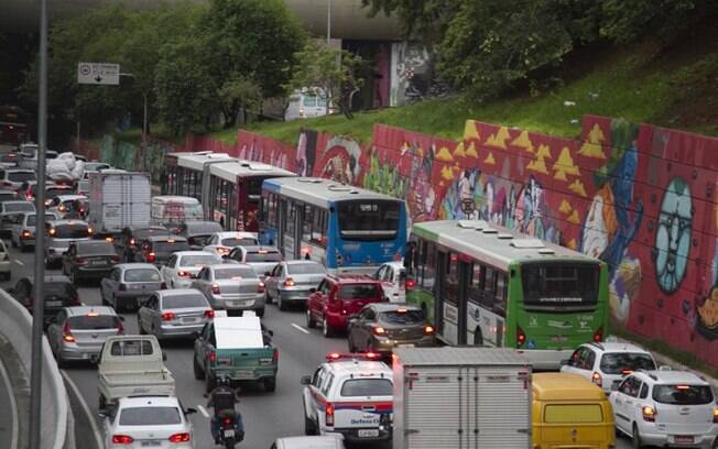 Covas espera reduzir trânsito em São Paulo em retomada do rodízio