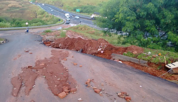 Cratera no Parati vira desperdício e riscos no Contorno