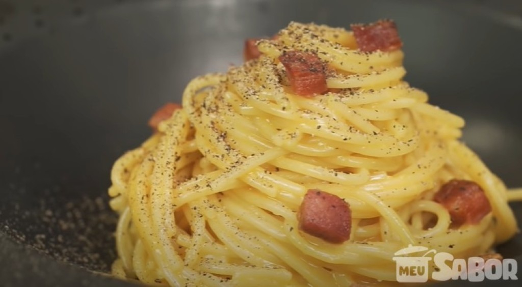 Faça um delicioso macarrão a cremoso com bacon e queijo ralado!