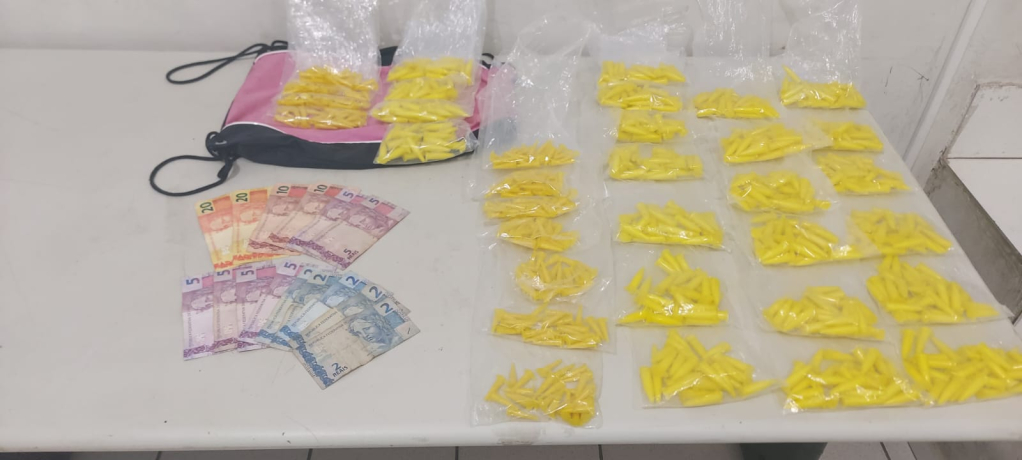 Adolescente é apreendido com cocaÃna e crack após denúncia anônima Adolescente é apreendido com cocaÃna e crack após denúncia anônima