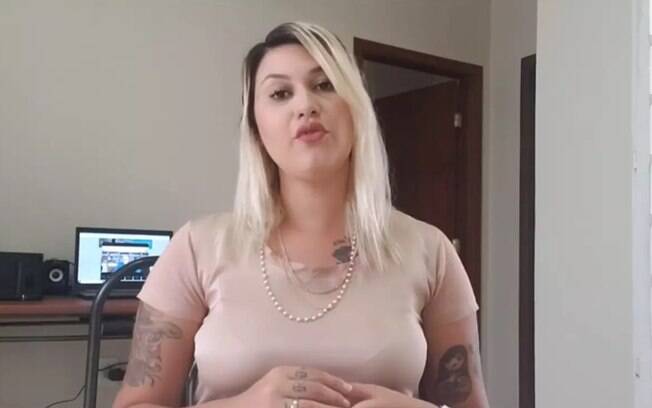 mulher loira de camisa rosa