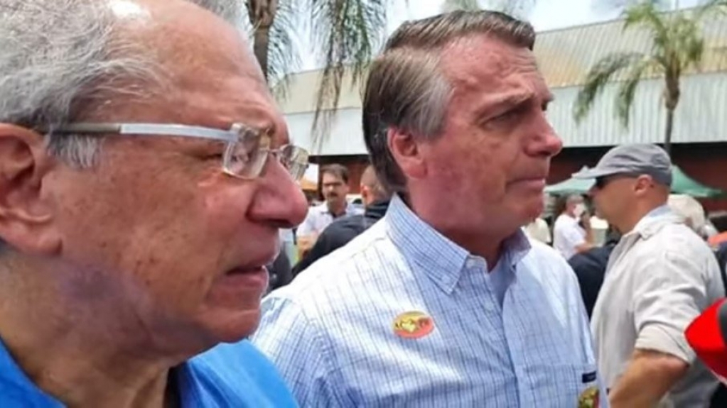 Com Guedes, Bolsonaro anuncia reajuste dos combustíveis "a partir de amanhã"