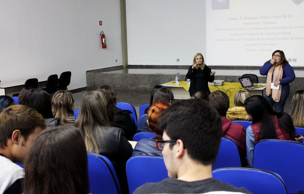 Curso de Farmácia recebe o venezuelano Dr. Aléxis Morales em palestra sobre atenção farmacêutica