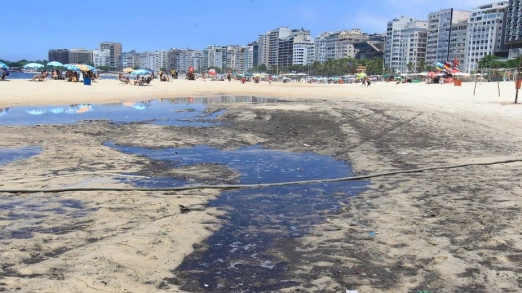 Água poluída avança sobre areia da Praia de Copacabana no Rio