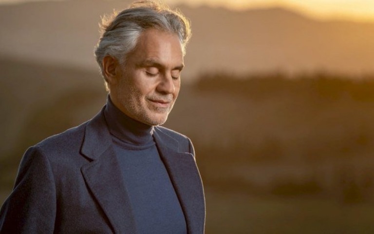 Entenda os bastidores da apresentação de Andrea Bocelli no casamento de Travis Barker