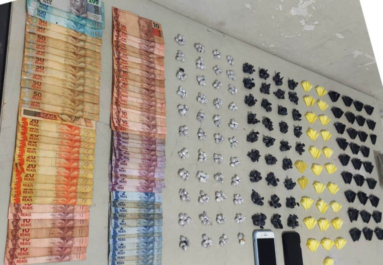 PM flagra adolescentes com 650 porções de drogas e dinheiro na zona sul