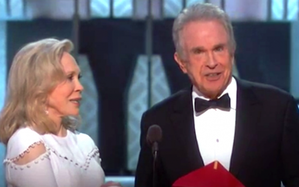 Faye Dunaway e Warren Beatty apresentam Oscar com envelope errado – Reprodução