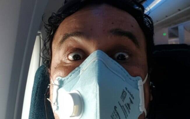 Israel de souza silva utlizando sua máscara no avião