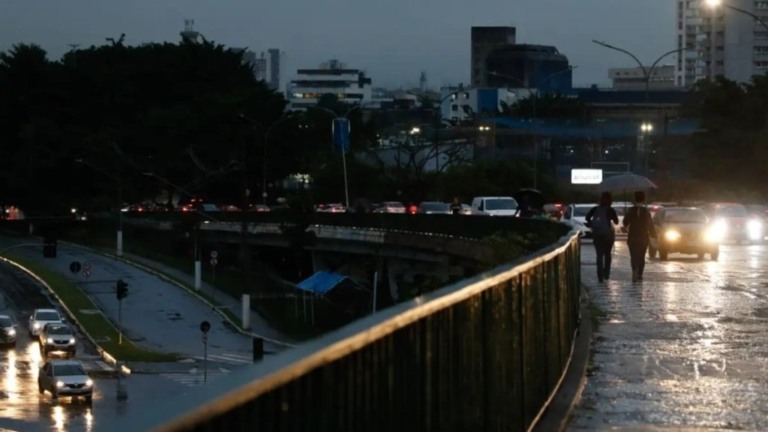 Fernando Frazão/Agência Brasil Em São Paulo, os termômetros que marcaram 34ºC na quinta-feira (21) devem ficar entre 18ºC e 23ºC no final de semana.