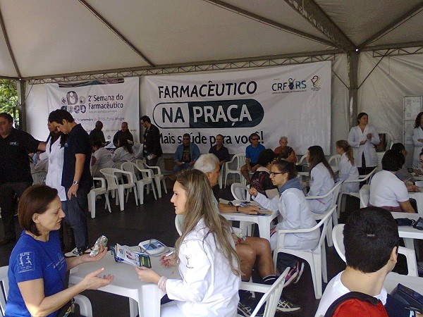 Farmacêuticos prestam serviços gratuitos em Marília