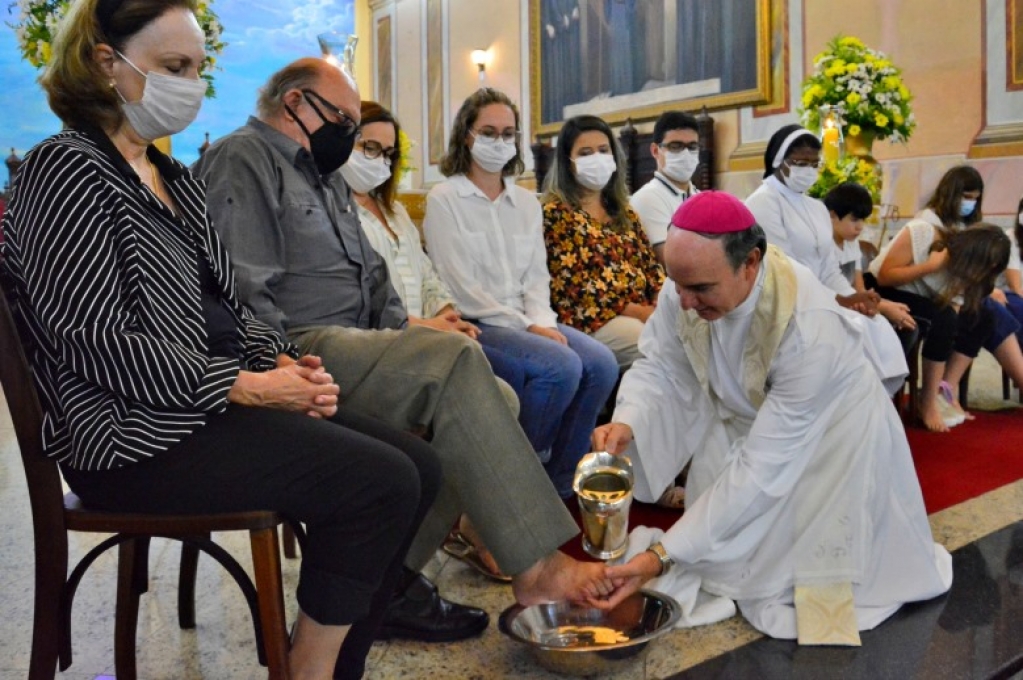 Bispo Dom Luiz Antonio Cipolini durante gesto do lava-pés na igreja São Bento, em Marília – Érica MOntilha/Diocese de Marília