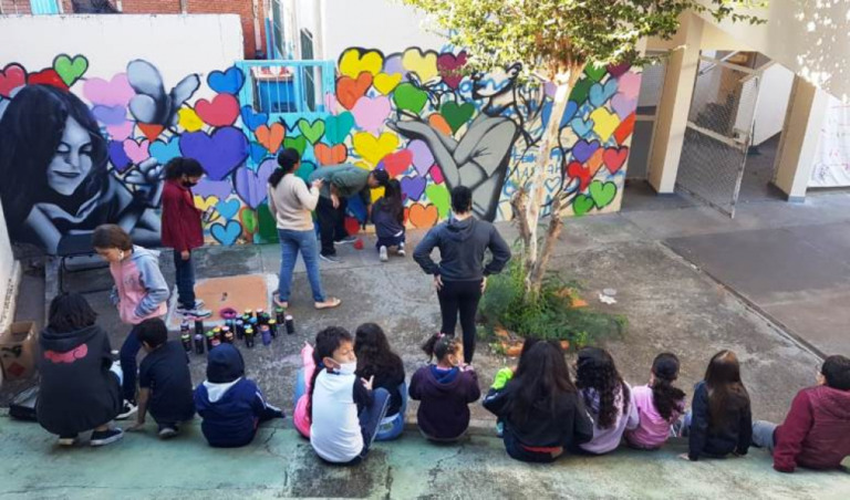 Grafite envolve alunos e cria novo visual com aulas de arte em Marília