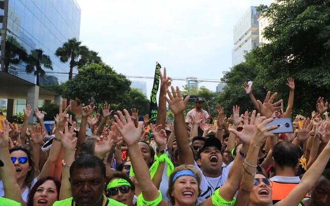 multidão de pessoas no carnaval