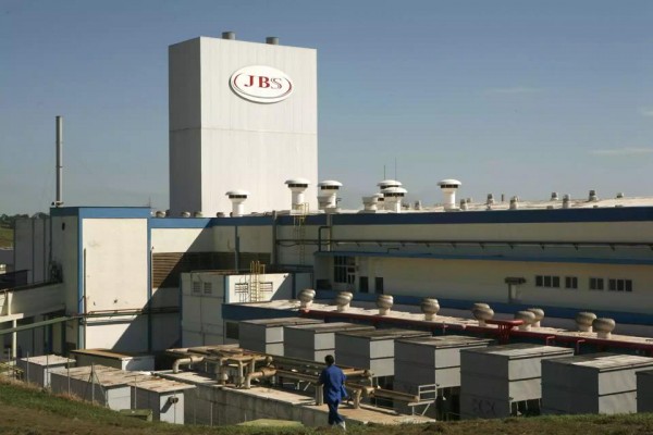 JBS suspende produção em Lins e mais 32 unidades