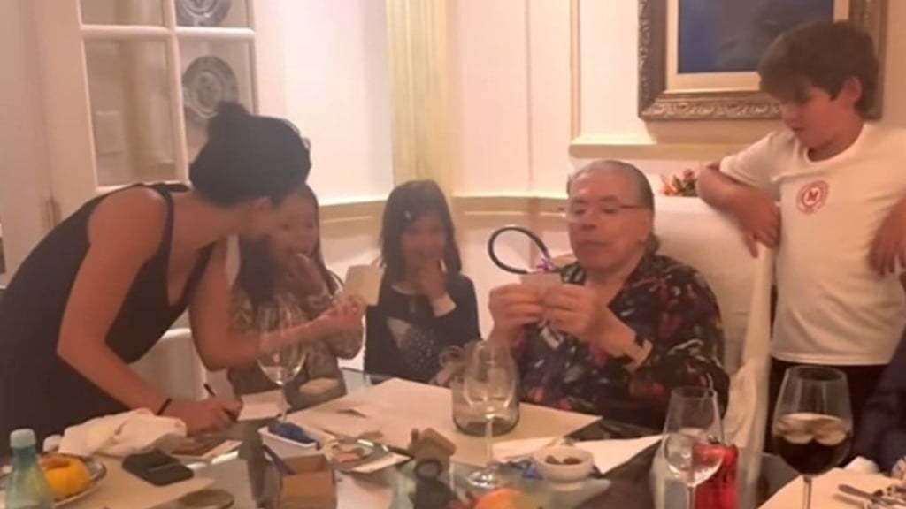 Patrícia Abravanel mostrou vídeo de Silvio Santos alegrando a família em jantar: ‘Pai’