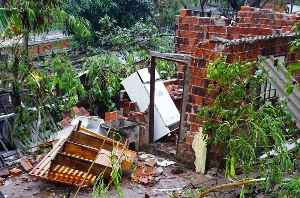 Telhado e paredes de casa desabaram na zona sul – Rogério Martinez