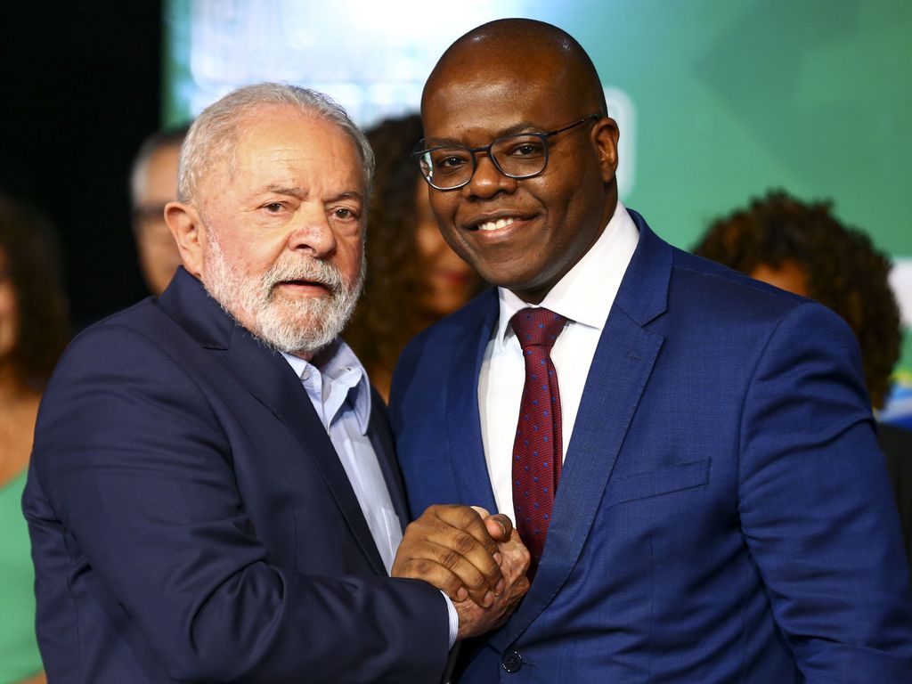 O presidente eleito, Luiz Inácio Lula da Silva, e o futuro ministro dos Direitos Humanos, Silvio Almeida, durante anúncio de novos ministros que comporão o governo.. Foto: Marcelo Camargo/Agência Brasil - 22.12.2022