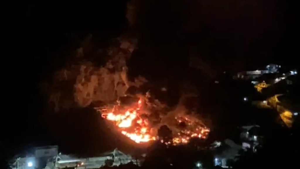 Redes Sociais – 09.05.2023 Incêndio atinge garagem de ônibus em Petrópolis Redes Sociais – 09.05.2023 Incêndio atinge garagem de ônibus em Petrópolis
