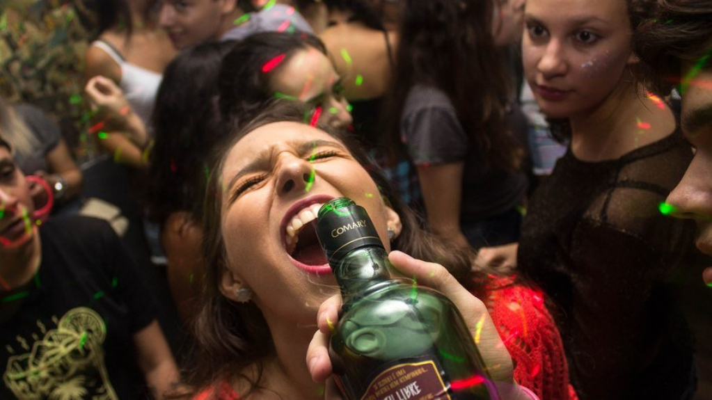 IBGE: jovens consomem mais drogas e álcool e usam menos camisinha