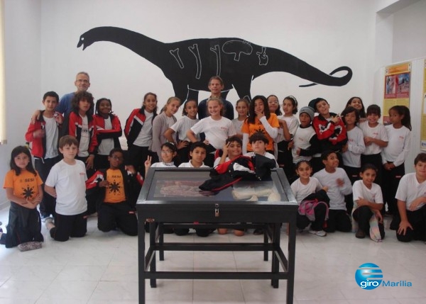 Antonio Primo com estudantes durante visita ao Museu Paleontológico – Divulgação