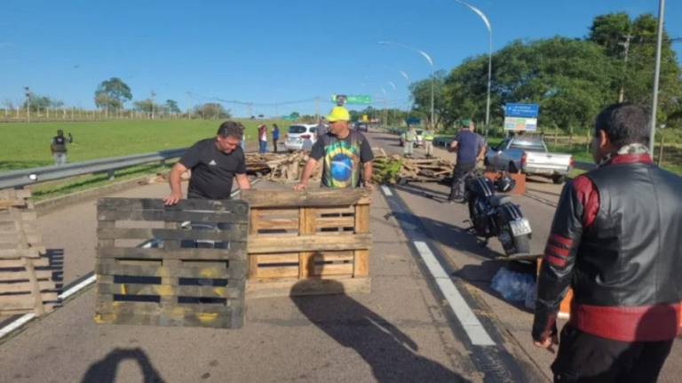 PM libera acesso a aeroporto de Campinas após uso de retroescavadeira