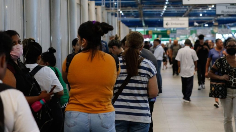 Fernando Frazão/Agência Brasil – 23/03/2023 Passageiros aguardam no embarque da estação Palmeiras-Barra Funda, linha 3 do Metrô, durante a greve dos metroviários em São Paulo
