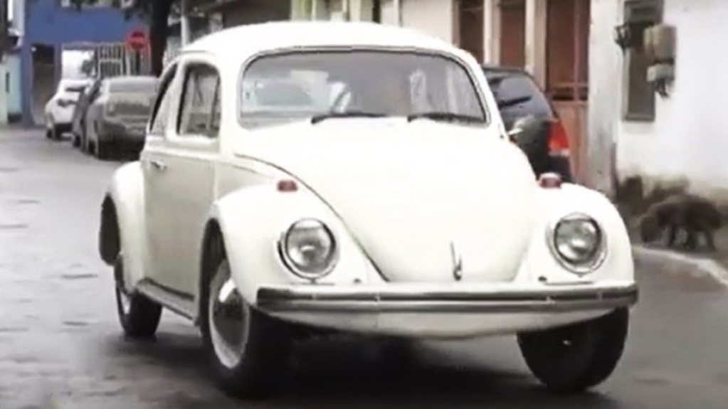 Engenheira transforma seu Fusca 72 em um carro 100% elétrico