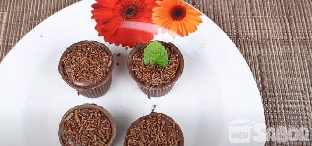 Aprenda a fazer essa deliciosa sobremesa: Copinhos de chocolate recheados de brigadeiro