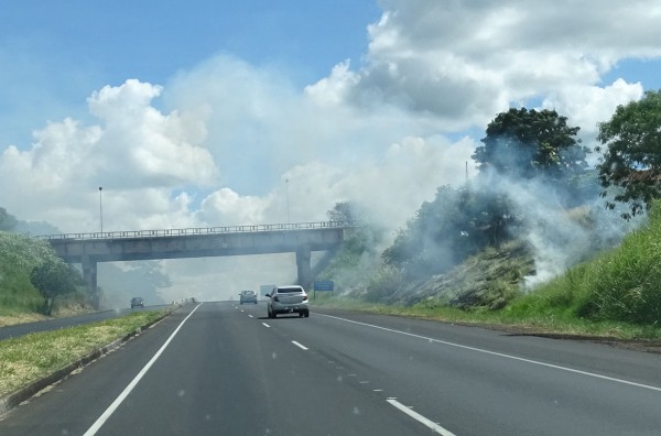 Fogo no mato, perigo na pista