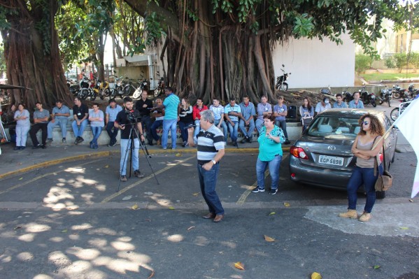 Aristeu Carriel, do sindicato, durante reunião com funcionários da Famema – Divulgação