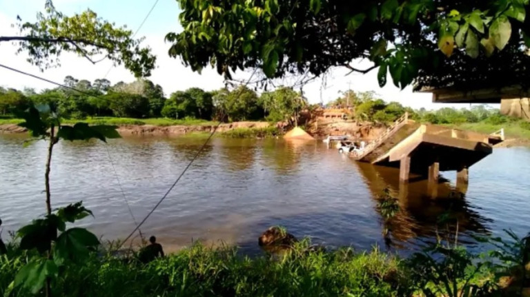Após ponte desabar, veículos caem em rio e três pessoas morrem no AM
