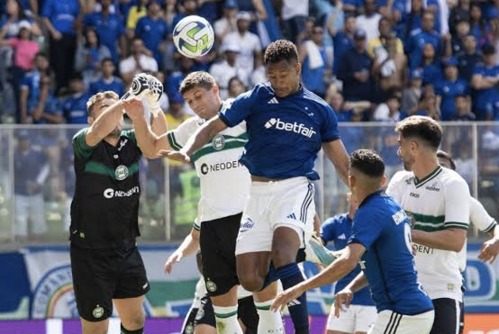 Coritiba vence o Cruzeiro em partida acirrada com invasão de torcedores e tumulto