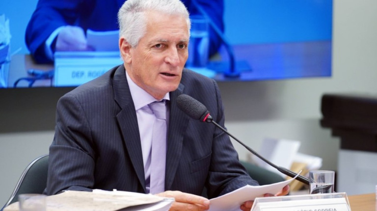 Equipe de Transição quer acabar com reforma administrativa de Guedes