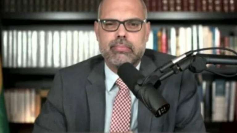 Vídeo: Foragido, Allan dos Santos provoca Alexandre de Moraes