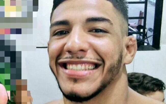 homem sorrindo