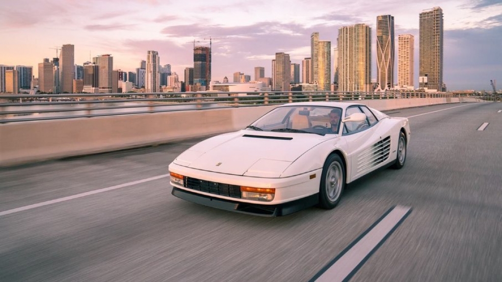 Ferrari Testarossa usada em Miami Vice é exposta em curadoria na Flórida