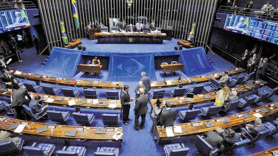 Carne refogada com mandioca, cenoura e tomilho em uma panela branca e laranja 