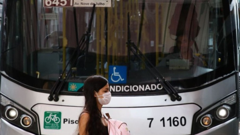 Covid-19: média móvel de casos tem aumento de 54,3% em uma semana